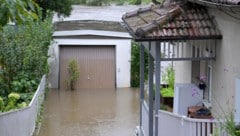 Unwetterschäden am eigenen Haus sind oft nur teilweise gedeckt. (Bild: APA/ROLAND SCHLAGER)