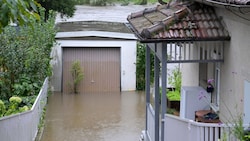 Unwetterschäden am eigenen Haus sind oft nur teilweise gedeckt. (Bild: APA/ROLAND SCHLAGER)