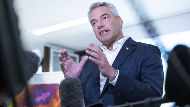 Bundeskanzler Karl Nehammer (ÖVP) am Samstag, 14. September 2024 im Rahmen eines Lageüberblicks im Innenministerium in Wien (Bild: APA/TOBIAS STEINMAURER)