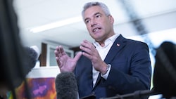 Bundeskanzler Karl Nehammer (ÖVP) am Samstag, 14. September 2024 im Rahmen eines Lageüberblicks im Innenministerium in Wien (Bild: APA/TOBIAS STEINMAURER)