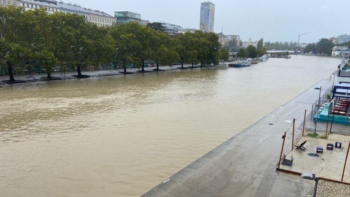 Paths along the Danube Canal are already under water.