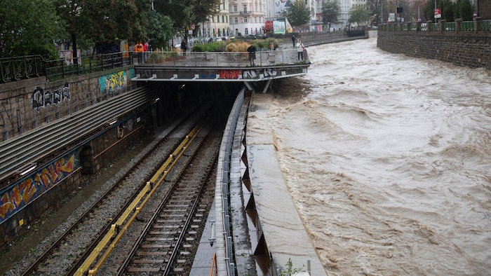 The Wienfluss spilled onto the tracks of the U4 underground line.