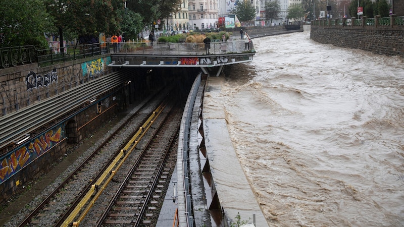 The Wienfluss spilled onto the tracks of the U4 underground line. (Bild: APA/AFP )