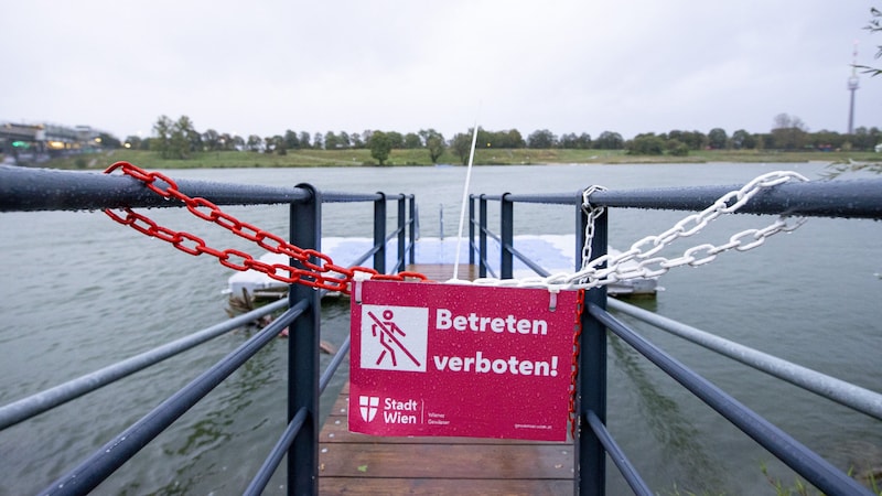 Die Steganlagen an der Neuen Donau wurden bereits am Samstag gesperrt. (Bild: APA/TOBIAS STEINMAURER)