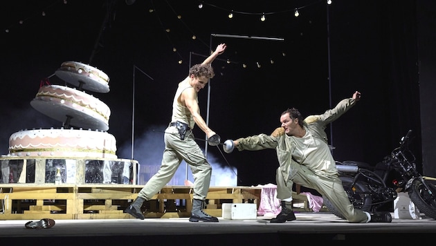 Thrilling fencing scene: Benedikt Steiner as Claudio, Daniel Klausner as Benedikt (Bild: Herwig PRAMMER)