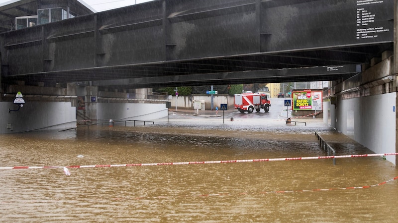 Bei dieser Unterführung in Penzing ist kein Durchkommen mehr. (Bild: APA/AFP)