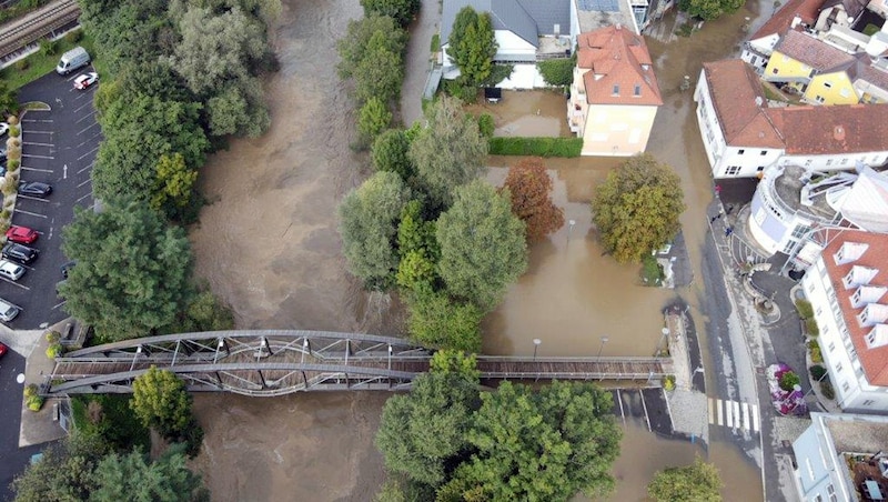 In Kapfenberg steht der Lindenplatz unter Wasser. (Bild: Roland Theny)