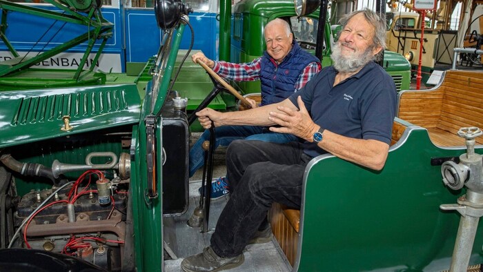 Letztendlich landete das historische Gefährt wieder im Historama in Ferlach. Prix und Bgm. Appé ...