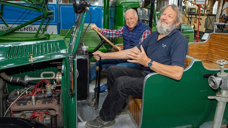 In the end, the historic vehicle ended up back at the Historama in Ferlach. Prix and Mayor Appé are more than happy. (Bild: Arbeiter Dieter)