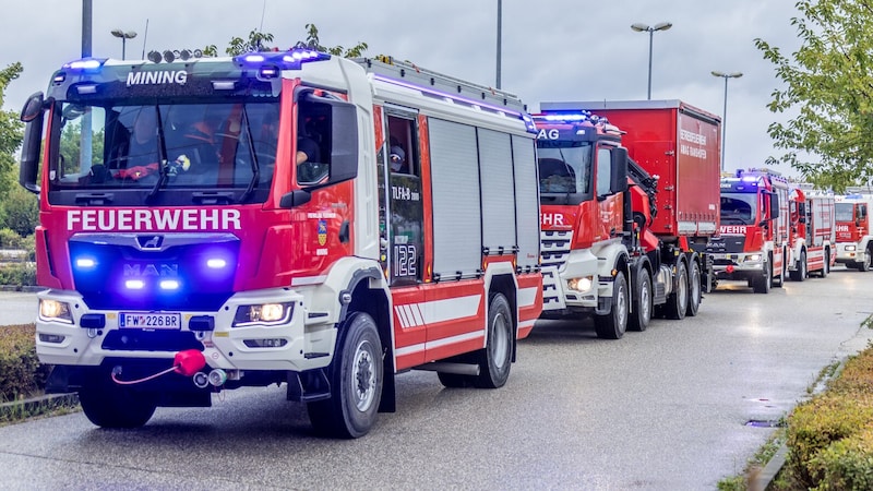 43 vehicles from Upper Austria equipped with heavy equipment on their way to Lower Austria (Bild: Kollinger Hermann/Hermann Kollinger)