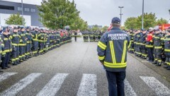 Die freiwilligen Helfer bei der Verabschiedung durch den Landesfeuerwehrkommandanten ins Katastrophengebiet nach Niederösterreich (Bild: Kollinger Hermann/Hermann Kollinger)