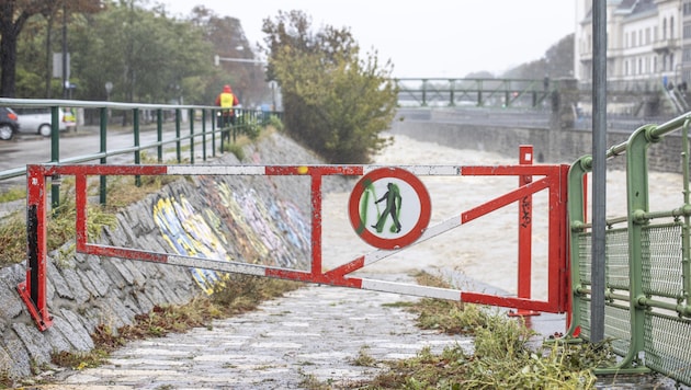 "Avoid unnecessary journeys or spending time outdoors", warns the fire department in Vienna. (Bild: APA/TOBIAS STEINMAURER)