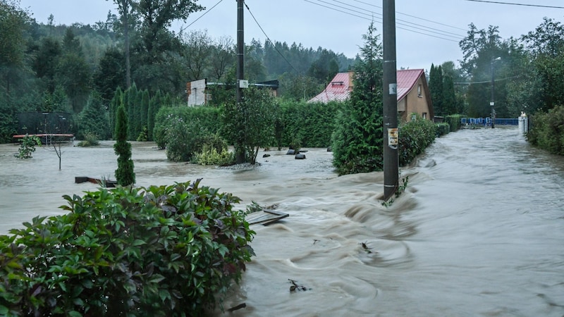 Die tschechische Stadt Krnov ist fast komplett überflutet. (Bild: APA Pool/AFP/Michal Cizek)