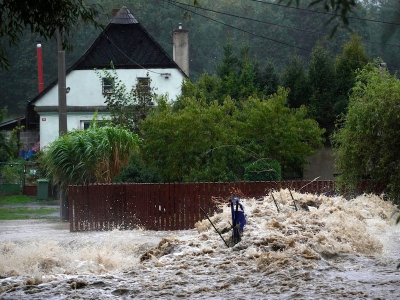 More than 250,000 households in the Czech Republic were without power. (Bild: AP ( via APA) Austria Presse Agentur/Petr David Josek)