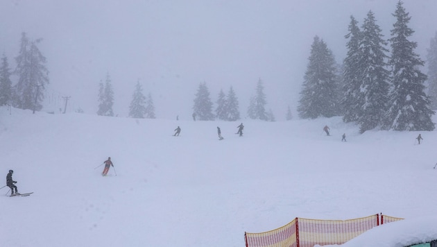 The first turns in the Hochkeil ski area were already possible for a good 300 people on Sunday. (Bild: Scharinger Daniel)