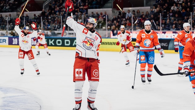 Peter Schneider (M.) ließ sich nach dem 2:0 zu Recht feiern. (Bild: 2024 EC Red Bull Salzburg)