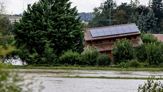 In der Marktgemeinde Atzenbrugg im Bezirk Tulln brach ein Damm. Ein Haus wurde von den Fluten unterspült und droht umzukippen. (Bild: Antal Imre)