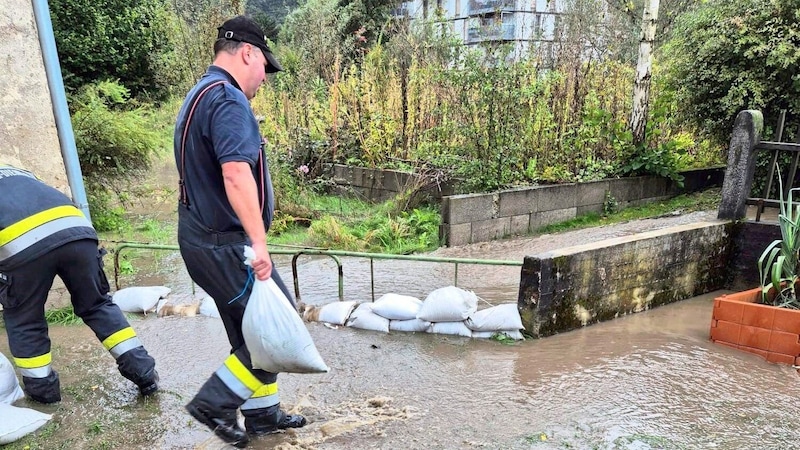 Entlang der Mürz mussten die Kapfenberger Florianis bei Wohnhäusern Sandsäcke auftürmen. (Bild: FF Kapfenberg-Diemlach)