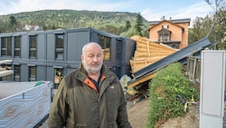 Hannes Kogler kann als Bürgermeister von St. Radegund kaum glauben, dass die Volksschule schon wieder zusperren muss. (Bild: Juergen Fuchs)