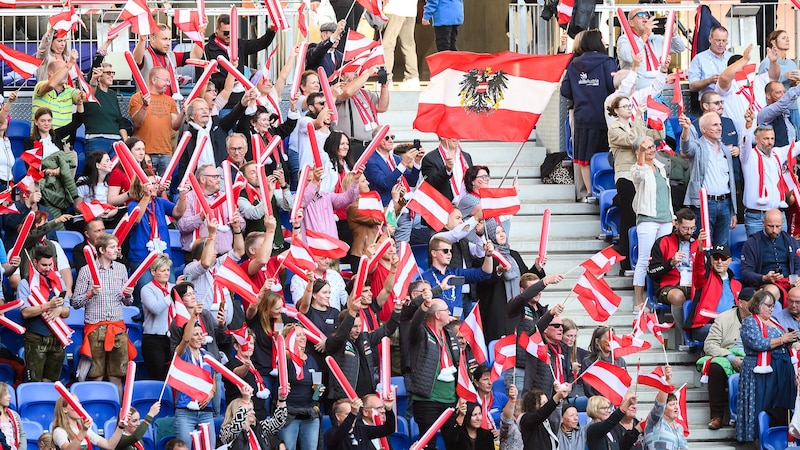 The Austrian sea of flags dominated the orienteering stadium on Sunday evening at the award ceremony for Worldskills 2024 (Bild: SkillsAustria/Max Slovencik/Florian Wieser)