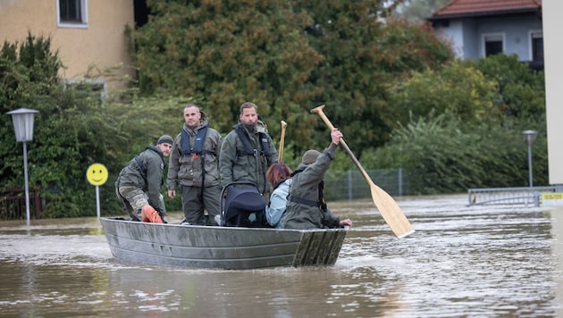 Melk pioneers on flood duty. (Bild: APA/BMLV/DANIEL TRIPPOLT)