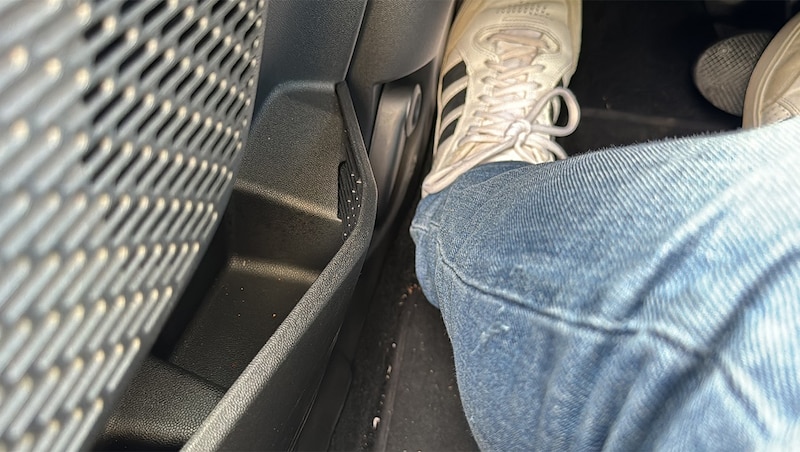 The small door compartment is hard and presses into the leg while driving. (Bild: Stephan Schätzl)