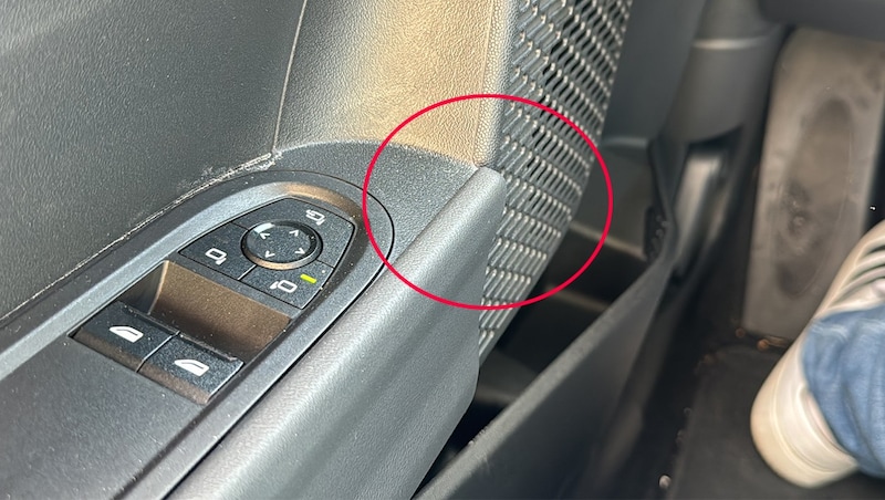 An unnecessary, hard edge in the door trim is very annoying. (Bild: Stephan Schätzl)