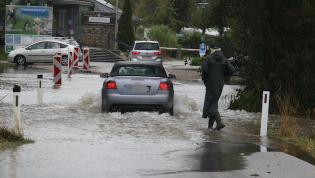 Die Flachgauer Seen traten über die Ufer. In Seekirchen war auch der Parkplatz überflutet. (Bild: Tröster Andreas, Krone KREATIV)