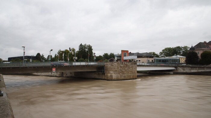 Die Salzach in Hallein war bis fast an den Rand gefüllt.