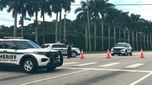 Polizeikräfte vor Donald Trumps Golfklub in West Palm Beach (Florida). (Bild: AP/Stephanie Matat)