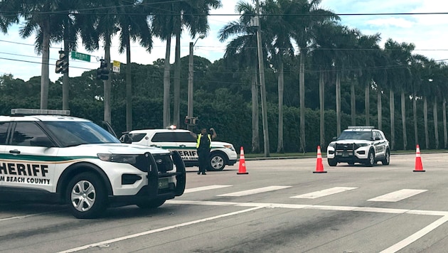 Police forces in front of Donald Trump's golf club in West Palm Beach (Florida). (Bild: AP/Stephanie Matat)