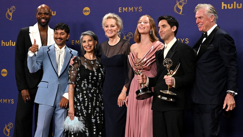 US actors Carl Clemons-Hopkins, Mark Indelicato, US actress Rose Abdoo, US actress Jean Smart, US actress Hannah Einbinder, US actor Paul W. Downs and US actor Christopher McDonald, winners of the award for Best Comedy Series for "Hacks" (Bild: APA Pool/AFP/Robyn Beck)