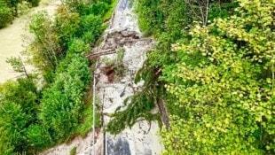 Die Wiestal Landesstraße ist weiterhin wegen dieser Mure gesperrt. (Bild: Markus Tschepp)