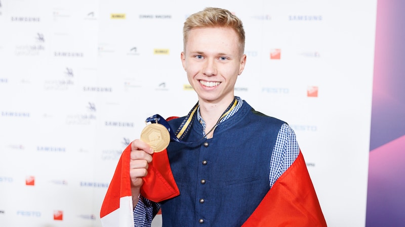 Beaming winner: Bender with his gold medal from the WorldSkills in Lyon. (Bild: SkillsAustria/Max Slovencik/Florian Wieser)