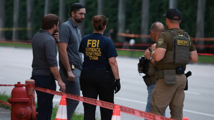 Polizeikräfte untersuchen nach dem Attentatsversuch die Gegend um den Trump International Golf ...