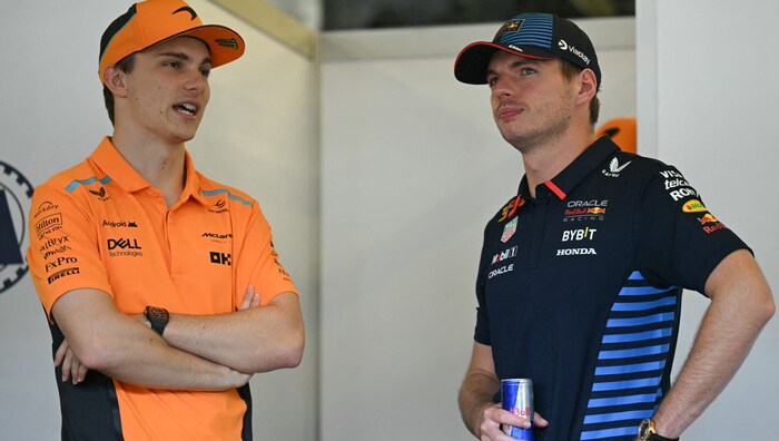 Oscar Piastri (li.) und Max Verstappen