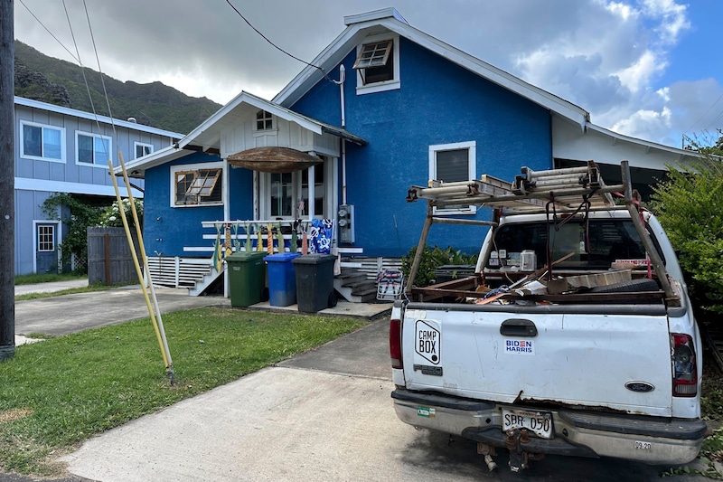 Das Haus des vermutlichen Angreifers auf Hawaii. Das Auto ist mit einem „Biden Harris“-Aufkleber versehen. (Bild: ASSOCIATED PRESS)