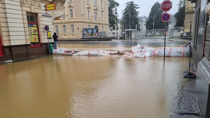 Bis zum Stadtzentrum kämpften sich die Wassermassen vor.