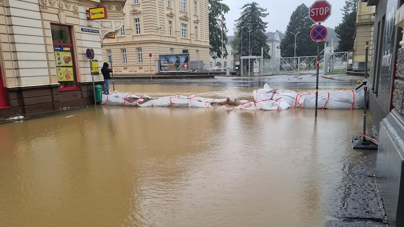 The water masses fought their way to the town center. (Bild: zVg)