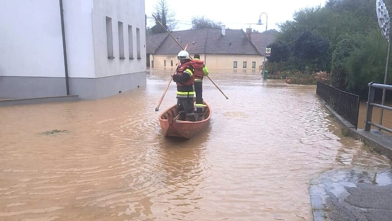 A dam break caused massive problems in Pottenbrunn. (Bild: Feuerwehr St. Pölten-Pottenbrunn)