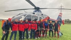 Die Crew des Flugpolizei-Stützpunktes Wiener Neustadt und die Einsatzkräfte des Kompetenzteams Canyoning der Landespolizeidirektion NÖ arbeiten bei Einsätzen eng mit den der Bergrettung zusammen. (Bild: LPD NÖ)