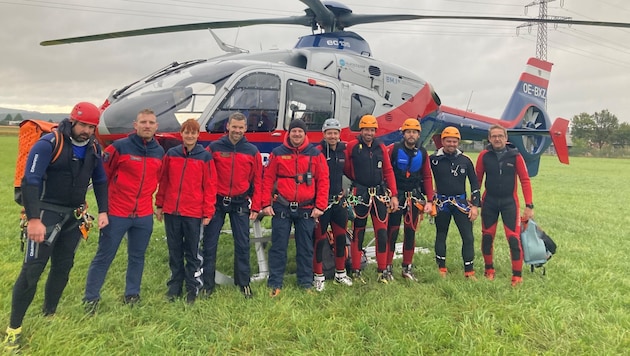 Die Crew des Flugpolizei-Stützpunktes Wiener Neustadt und die Einsatzkräfte des Kompetenzteams Canyoning der Landespolizeidirektion NÖ arbeiten bei Einsätzen eng mit den der Bergrettung zusammen. (Bild: LPD NÖ)