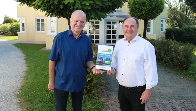 Predecessor Rupert Eder (l.) hands over to Johann Stemeseder. (Bild: ÖPNV Flachgau II)