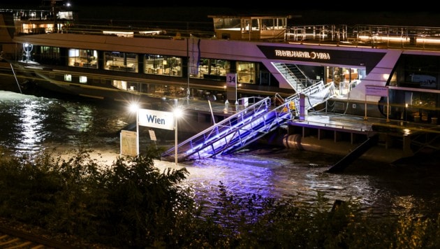 Durch die Flut lässt sich das Donau-Kreuzfahrtschiff über den Steg nicht mehr erreichen. (Bild: picturedesk.com/Christoph Reichwein / dpa / picturedesk.com)