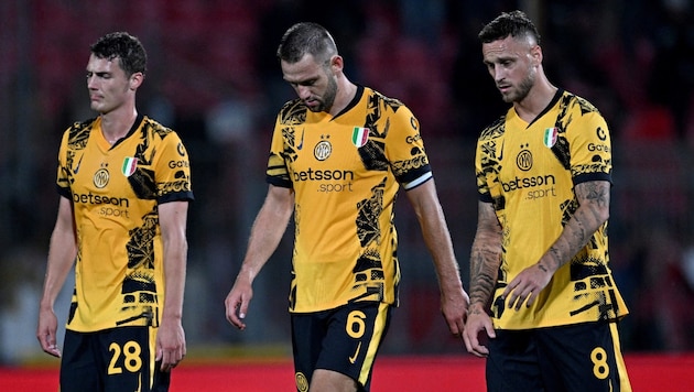 Benjamin Pavard (left), team-mate of Marko Arnautovic (right) at Inter, was heavily criticized after the match against Monza. (Bild: AFP/APA/Gabriel BOUYS)