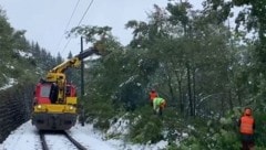 Die Einsatzteams arbeiteten auf Hochtouren – ab Mittag ist die Strecke wieder frei. (Bild: ÖBB Krammel)