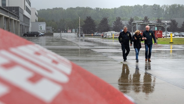 Mikl-Leitner, Pernkopf and Fahrafellner in front of the security center in Tulln, where the state's crisis team has been set up. (Bild: NLK/Gerhard Pfeffer)