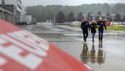 Mikl-Leitner, Pernkopf und Fahrafellner vor der Sicherheitszentrum in Tulln, wo der Krisenstab des Landes eingerichtet ist. (Bild: NLK/Gerhard Pfeffer)