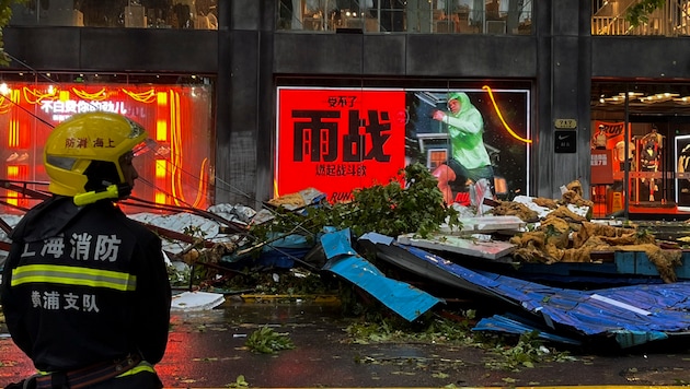 A firefighter inspects the pile of rubble. (Bild: ASSOCIATED PRESS)