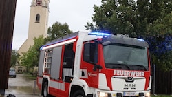 Die Feuerwehr musste den Schwerverletzten retten. (Bild: laumat)